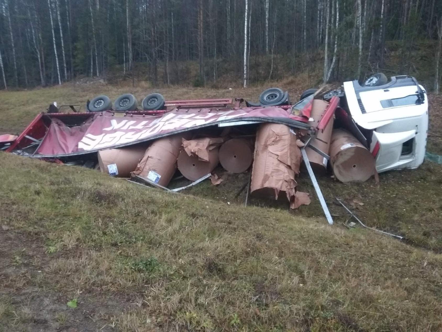 В Холмогорском районе грузовик вылетел в кювет — водитель попал в больницу